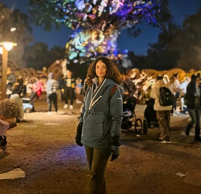 Meryam en Animal Kingdom, Orlando, con el Árbol de la Vida iluminado