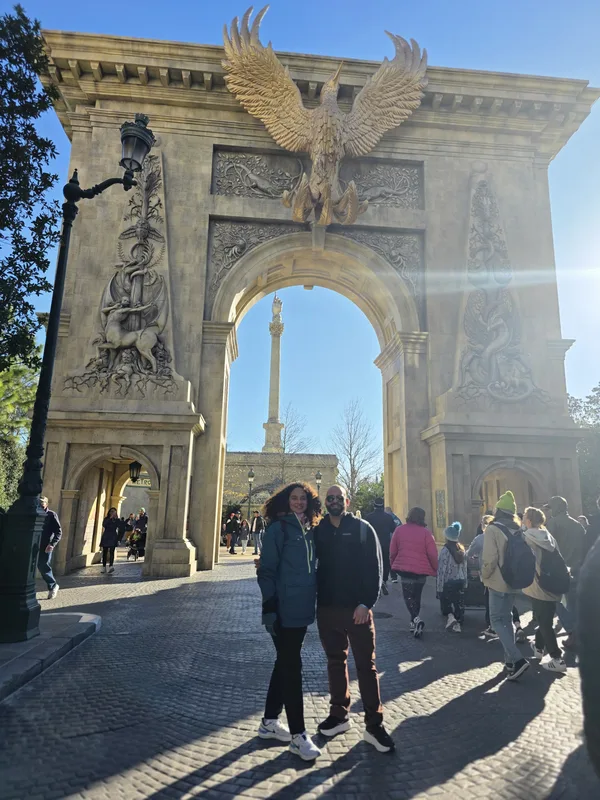 Meryam y Renzo en el arco de Islands of Adventure, Orlando